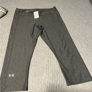 Women’s Activewear UA HeatGear compression Capri Leggings (excellent condition)